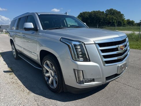 Used 2018 Cadillac Escalade ESV Luxury AWD/4WD image 2