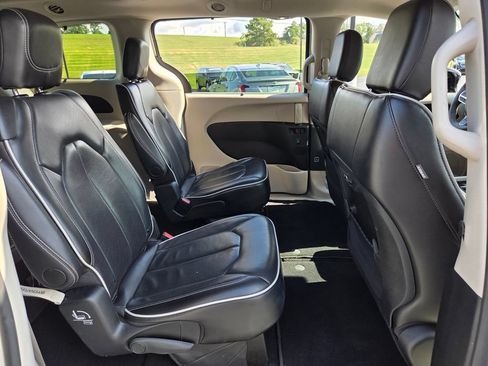 Used 2024 Chrysler Pacifica Limited FWD image 17