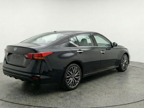 Used 2025 Nissan Altima 2.5 SV FWD image 9