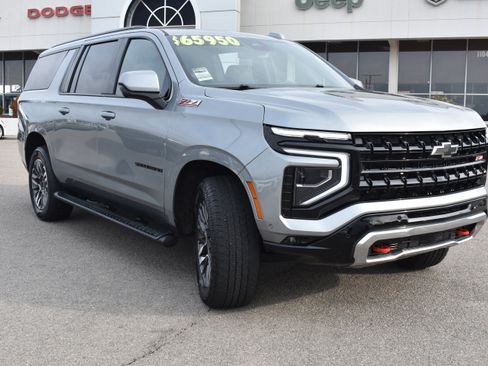 Used 2025 Chevrolet Suburban Z71 image 3