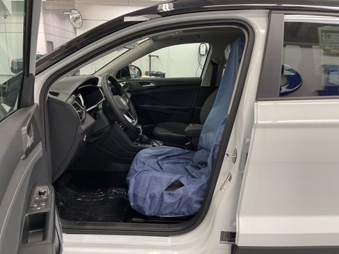 New 2026 Volkswagen Taos SE image 9