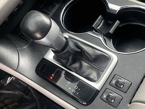 Used 2019 Toyota Highlander XLE FWD image 21