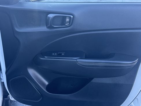 Used 2023 Hyundai Venue Limited image 16