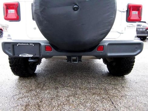 Used 2018 Jeep Wrangler Unlimited Sahara image 10