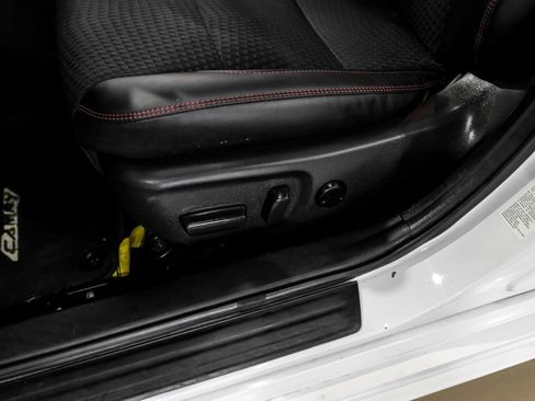 Used 2015 Toyota Camry SE FWD image 29
