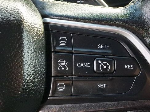 Used 2022 Jeep Grand Cherokee Laredo w/ Luxury Tech Group I AWD/4WD image 21
