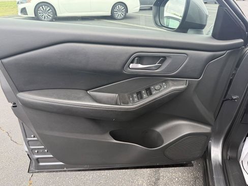 Used 2025 Nissan Rogue SV FWD image 10