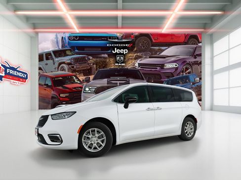 New 2026 Chrysler Pacifica Select image 1