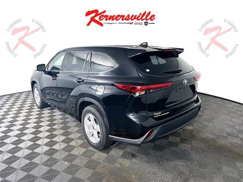 Used 2022 Toyota Highlander LE image 5