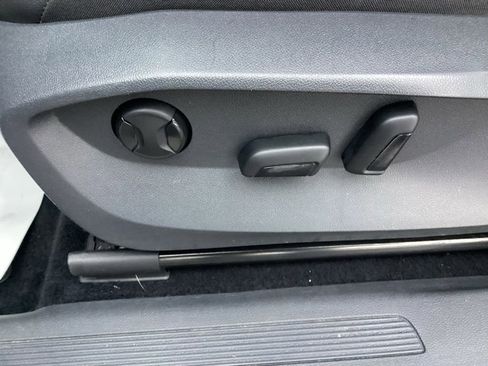 Used 2022 Volkswagen Tiguan SE image 17