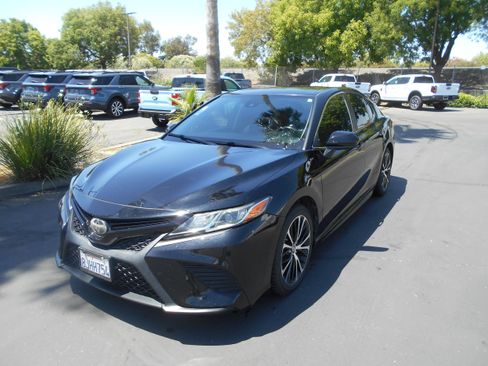 Used 2019 Toyota Camry SE w/ Accessory Appearance Package FWD image 1