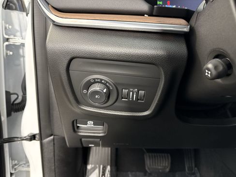 Used 2024 Jeep Grand Cherokee Summit w/ Luxury Tech Group V AWD/4WD image 14