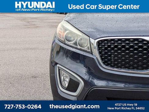 Used 2017 Kia Sorento EX image 9