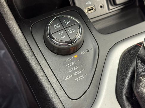 Used 2017 Jeep Cherokee Trailhawk w/ Cold Weather Group image 28