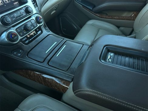 Used 2020 Chevrolet Suburban Premier image 36