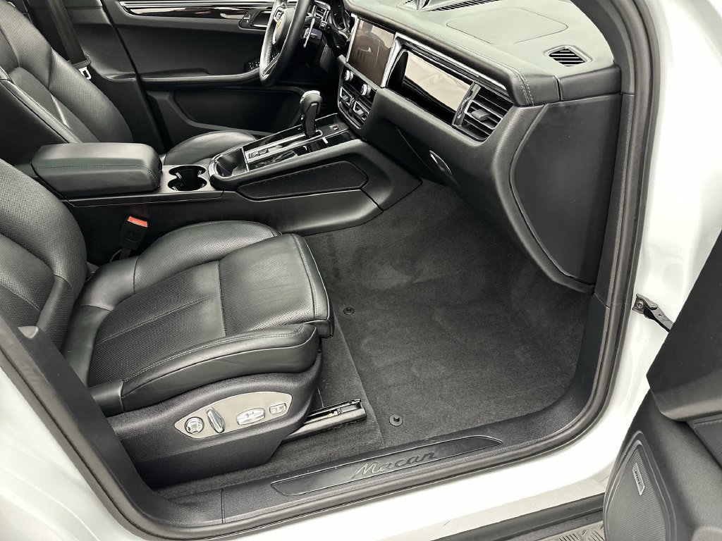 Used 2022 Porsche Macan AWD/4WD image 25