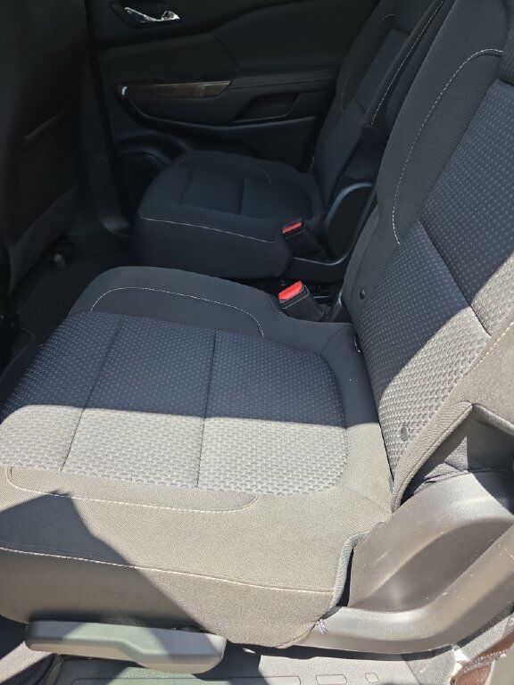 Used 2023 GMC Acadia SLE FWD image 6