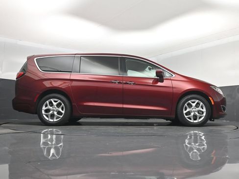 Used 2020 Chrysler Pacifica Touring w/ Tire & Wheel Group FWD image 16