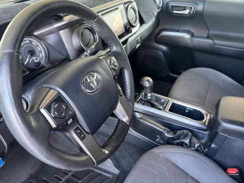 Used 2019 Toyota Tacoma TRD Off-Road w/ Technology Package AWD/4WD image 11