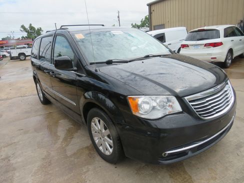 Used 2015 Chrysler Town & Country Touring image 3