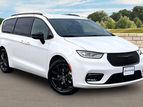 New 2026 Chrysler Pacifica Select image 2