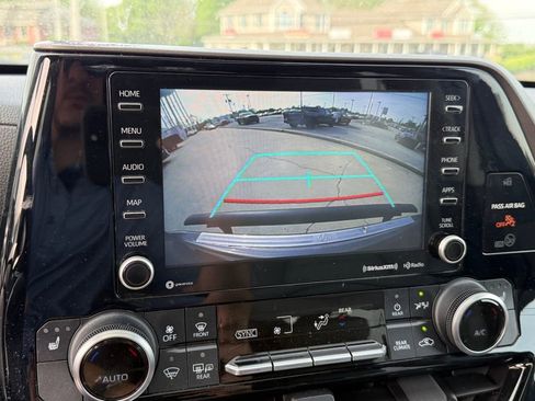 Used 2022 Toyota Highlander XLE AWD/4WD image 20