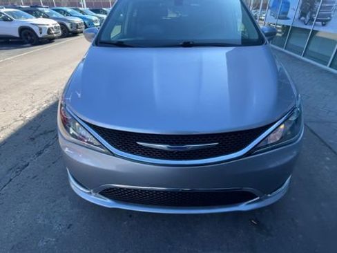 Used 2019 Chrysler Pacifica Touring-L image 3