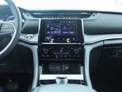 Used 2025 Jeep Grand Cherokee Laredo w/ Luxury Tech Group I image 17