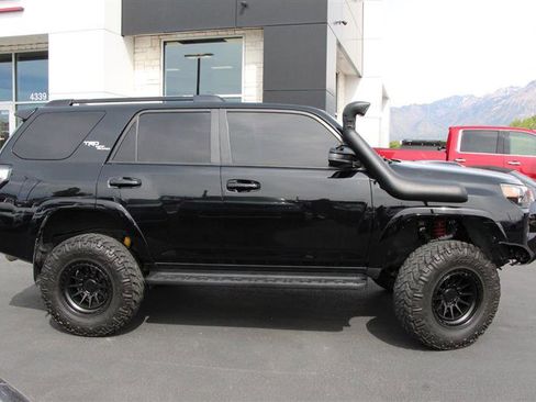 Used 2020 Toyota 4Runner TRD Off-Road AWD/4WD image 10