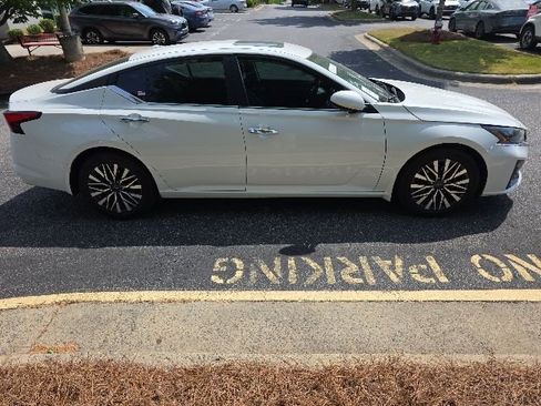 Used 2023 Nissan Altima 2.5 SV w/ SV Premium Package FWD image 4