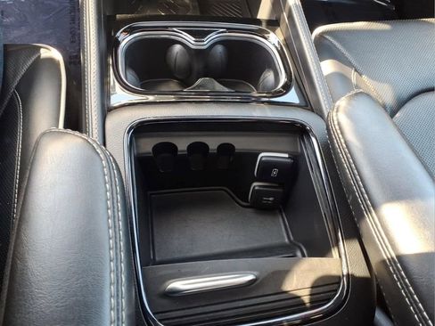 Used 2025 Chrysler Pacifica Limited FWD image 13