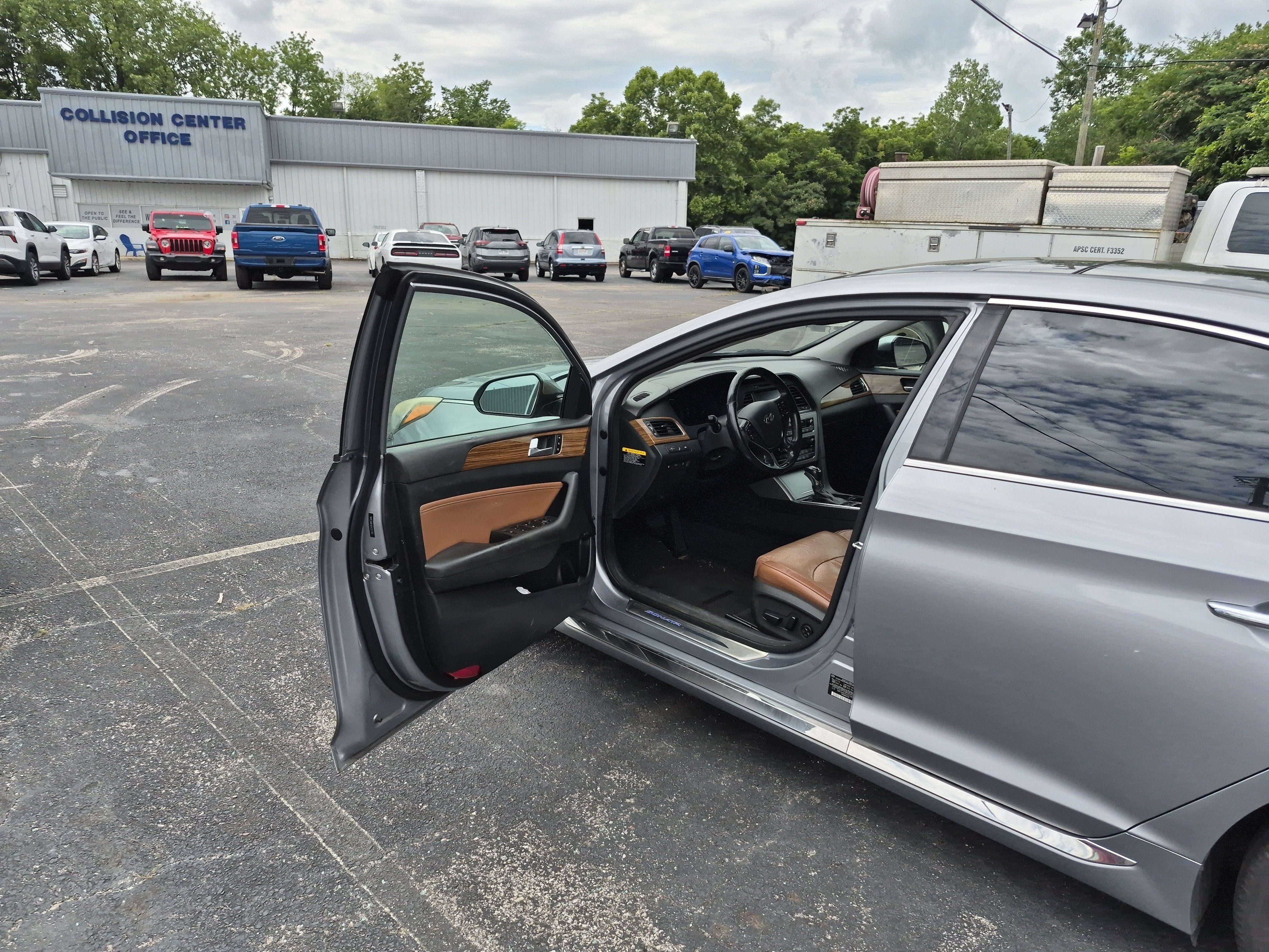 Used 2015 Hyundai Sonata Limited w/ Option Group 06 FWD image 8