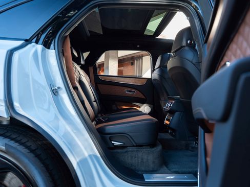 Used 2023 Bentley Bentayga image 55
