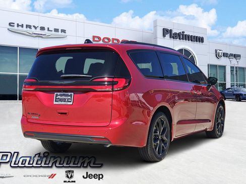 New 2026 Chrysler Pacifica Select w/ S Appearance Package image 5