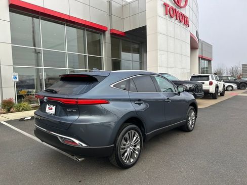 Used 2024 Toyota Venza Limited image 3