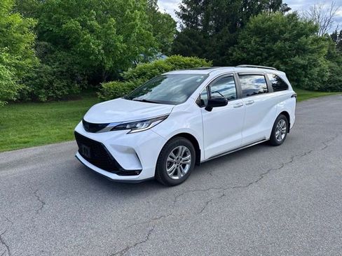Used 2023 Toyota Sienna XSE w/ XSE Plus Package AWD/4WD image 7