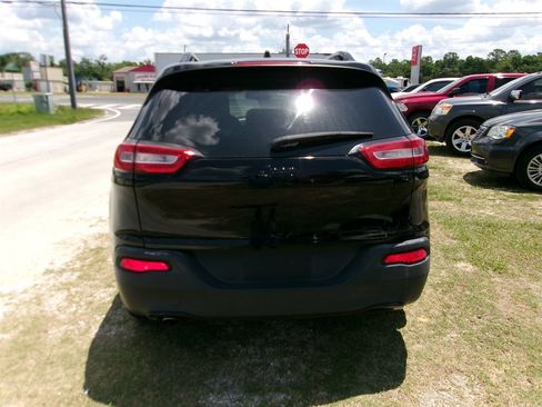 Used 2017 Jeep Cherokee Sport FWD image 8