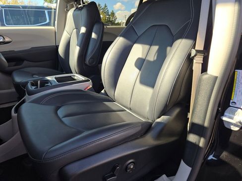 Used 2024 Chrysler Pacifica Touring-L image 22