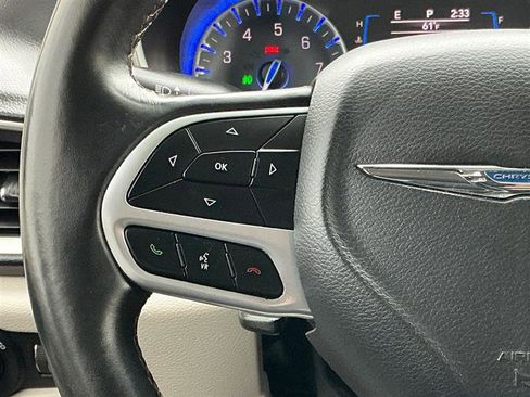 Used 2017 Chrysler Pacifica Touring-L w/ Tire & Wheel Group image 39