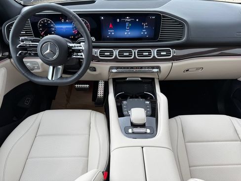 Used 2025 Mercedes-Benz GLS 450 4MATIC image 2