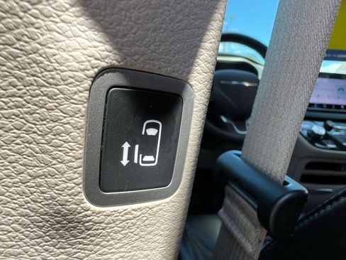 Used 2023 Chrysler Pacifica Touring-L image 46