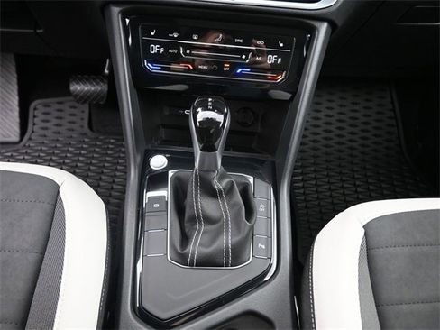 Used 2025 Volkswagen Taos SE w/ Panoramic Sunroof Package image 9