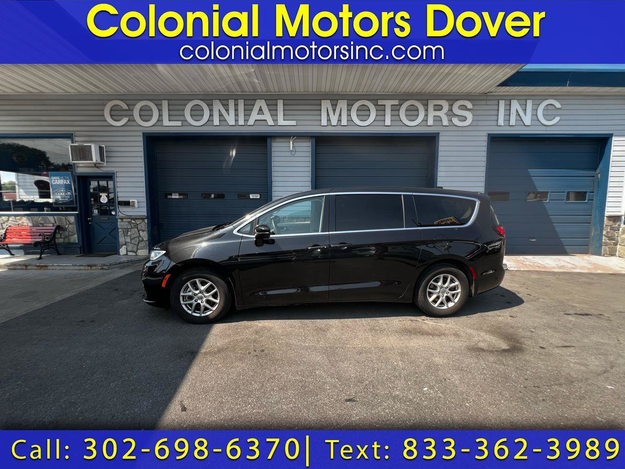Used 2023 Chrysler Pacifica Touring-L FWD image 1