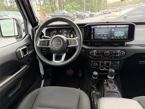 Used 2025 Jeep Wrangler Unlimited Sahara AWD/4WD image 21