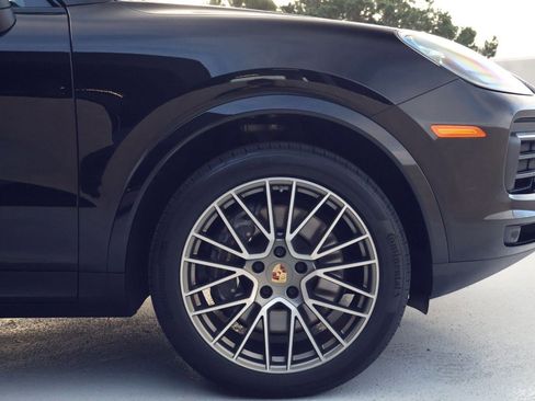 Certified 2023 Porsche Cayenne Platinum Edition image 11