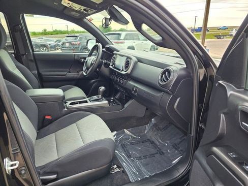 Used 2022 Toyota Tacoma TRD Off-Road AWD/4WD image 18