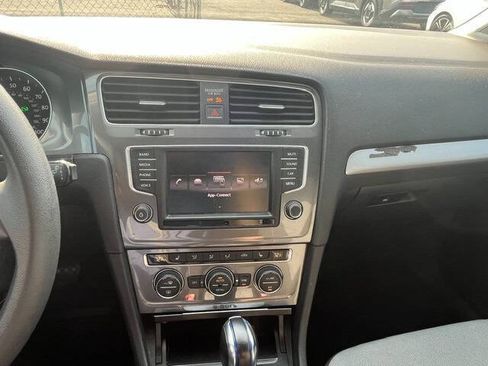 Used 2016 Volkswagen e-Golf SE FWD image 21