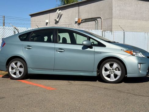 Used 2015 Toyota Prius Five FWD image 6
