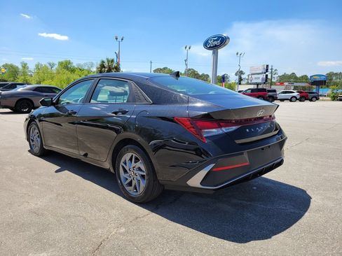 Used 2024 Hyundai Elantra SEL FWD image 3