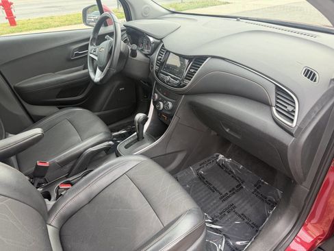 Used 2018 Chevrolet Trax LT w/ Sun & Sound Package AWD/4WD image 14